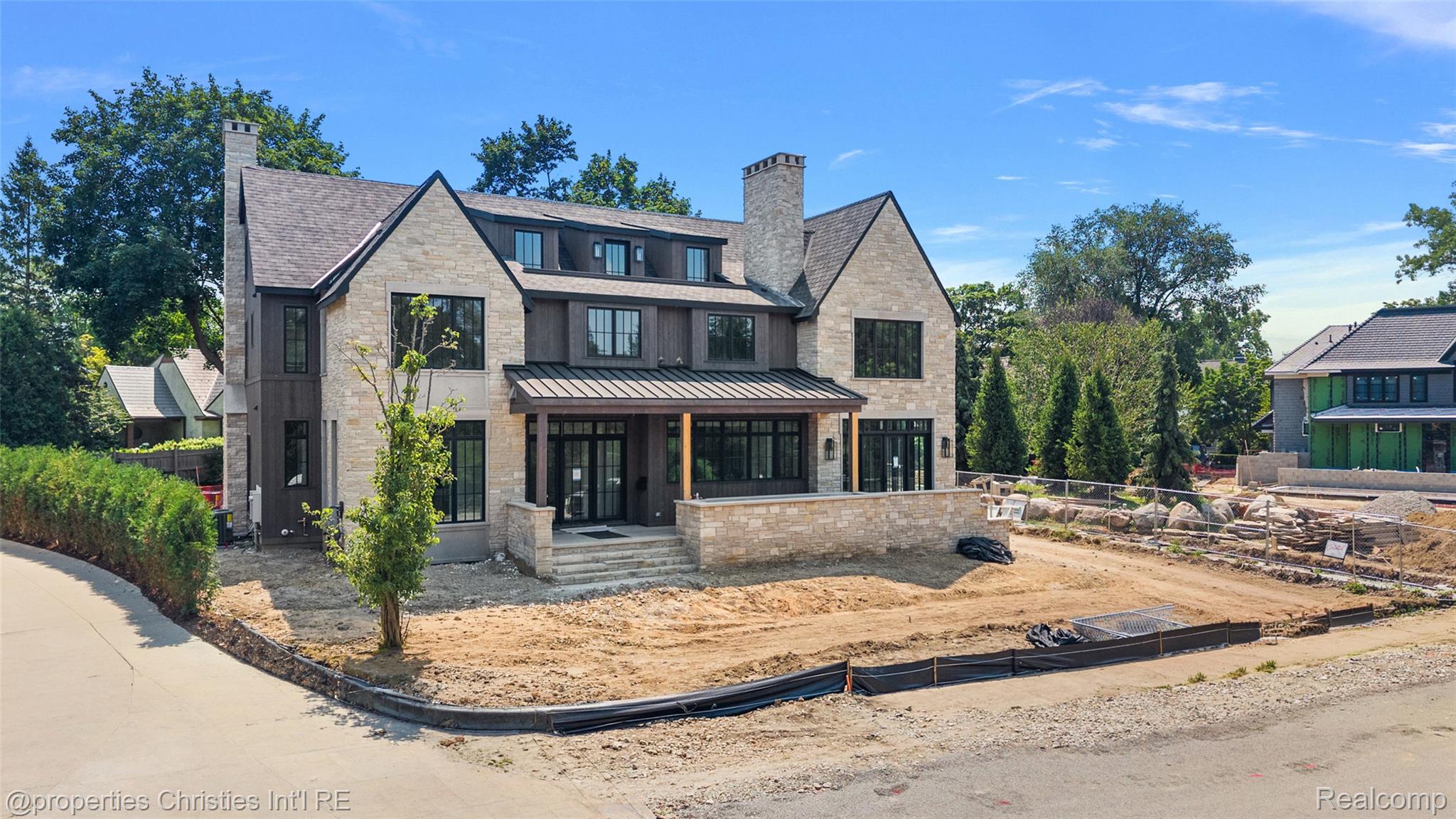 592 LAKESIDE DR