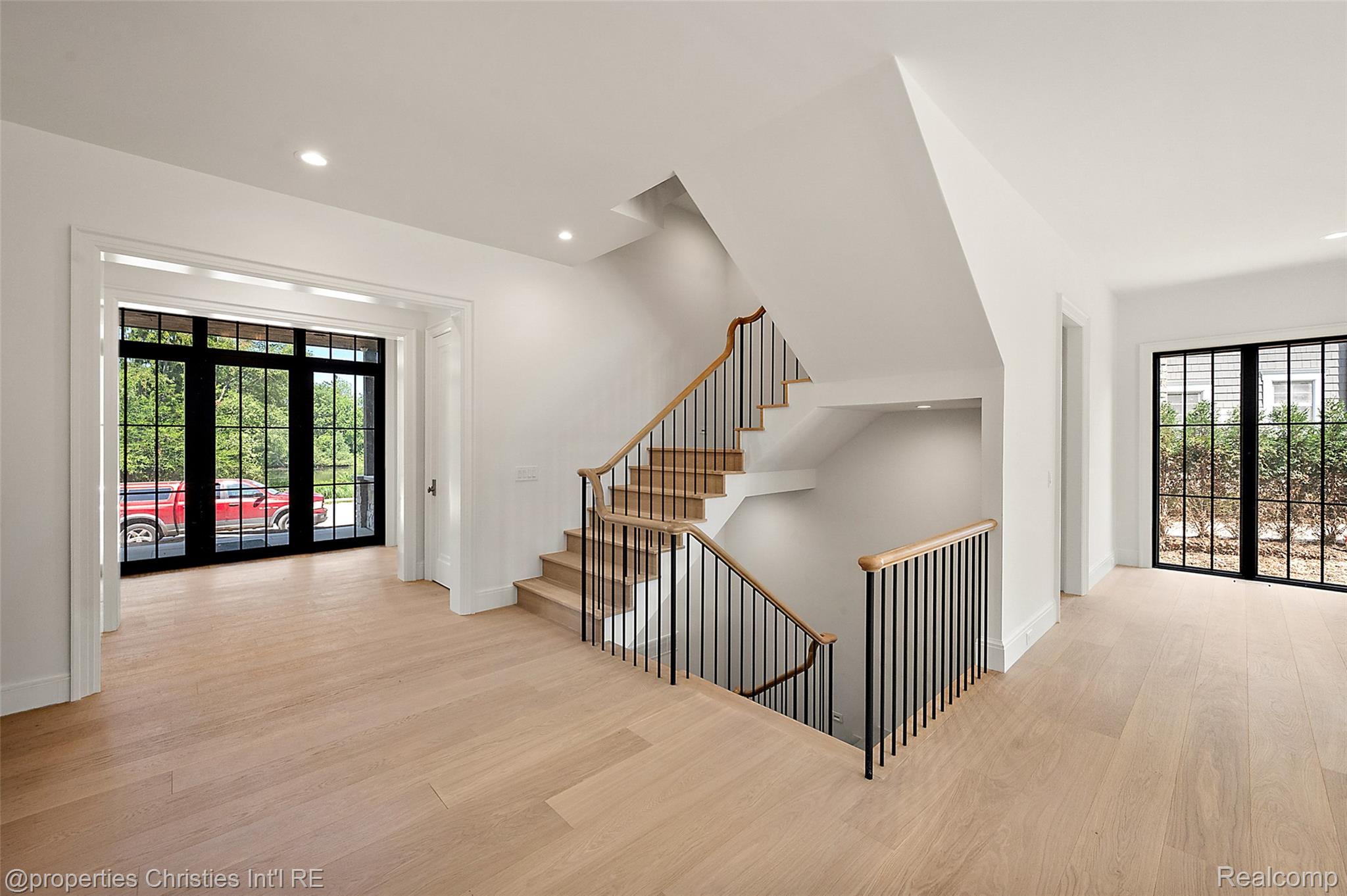 592 LAKESIDE DR