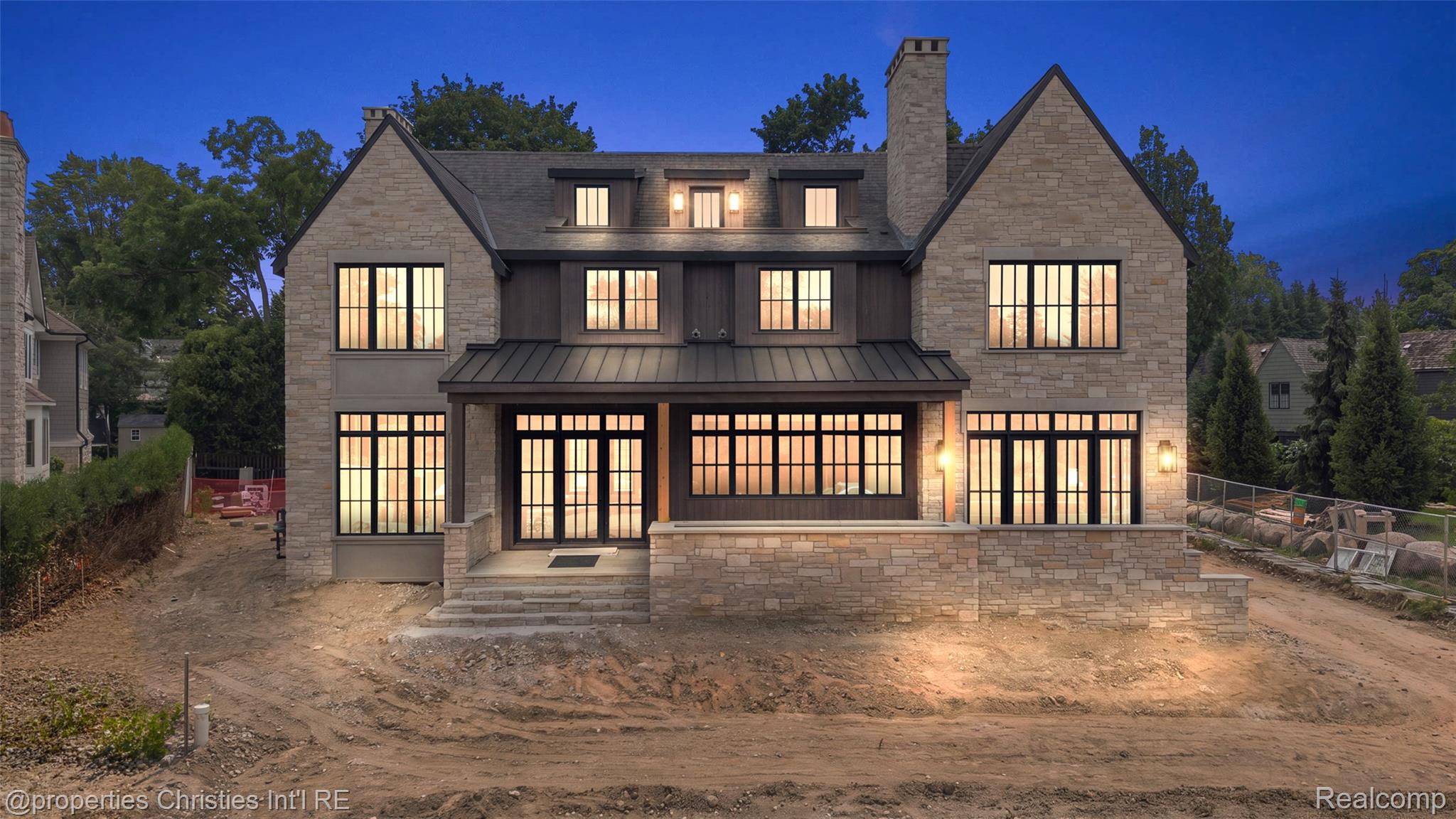 592 LAKESIDE DR