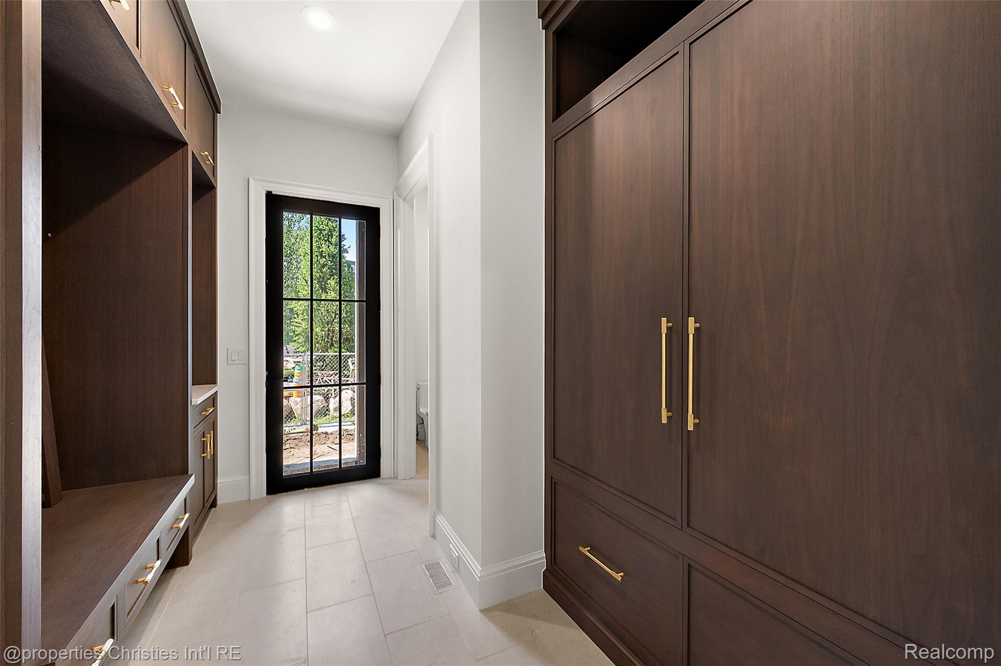 592 LAKESIDE DR