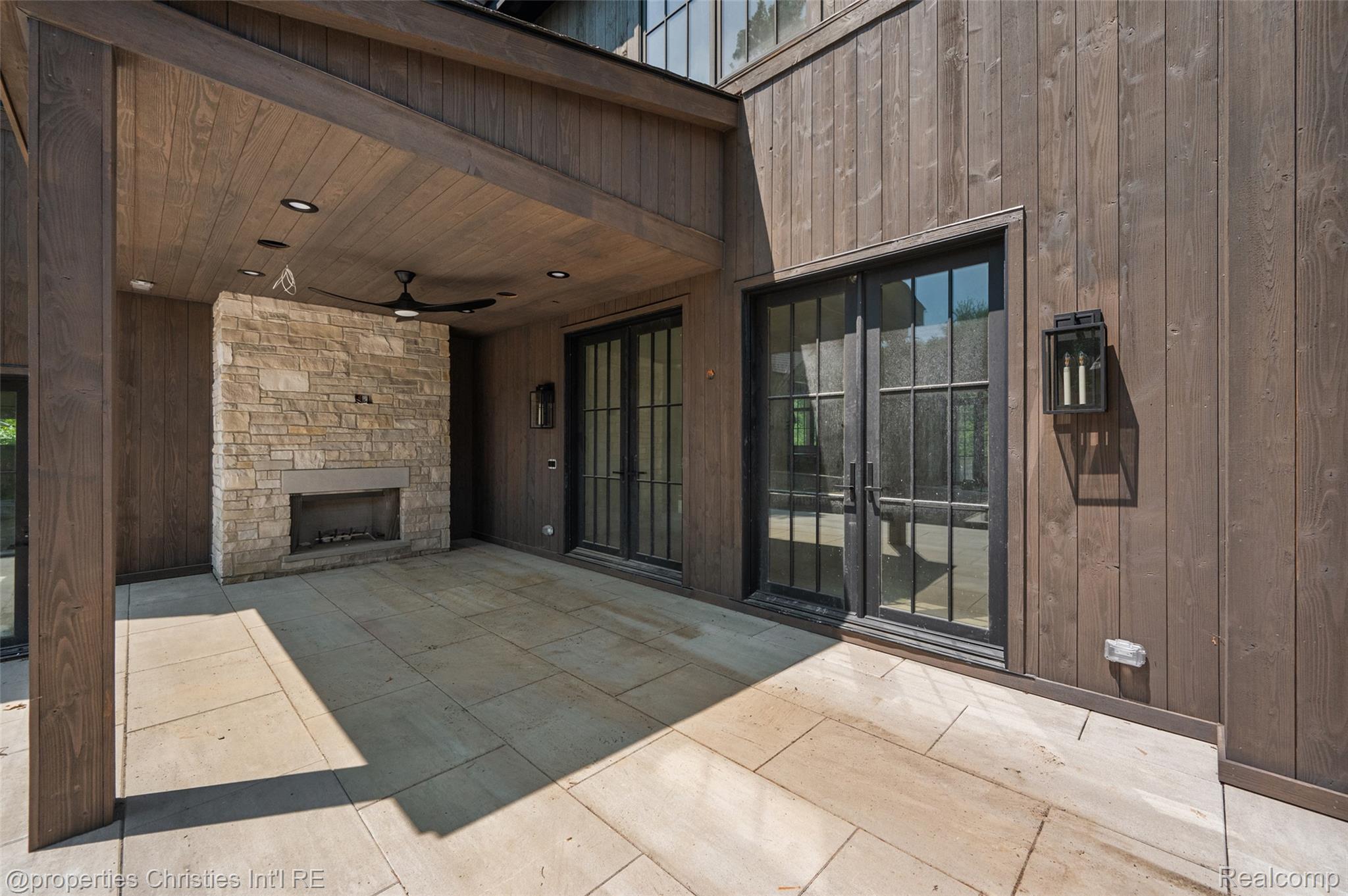 592 LAKESIDE DR