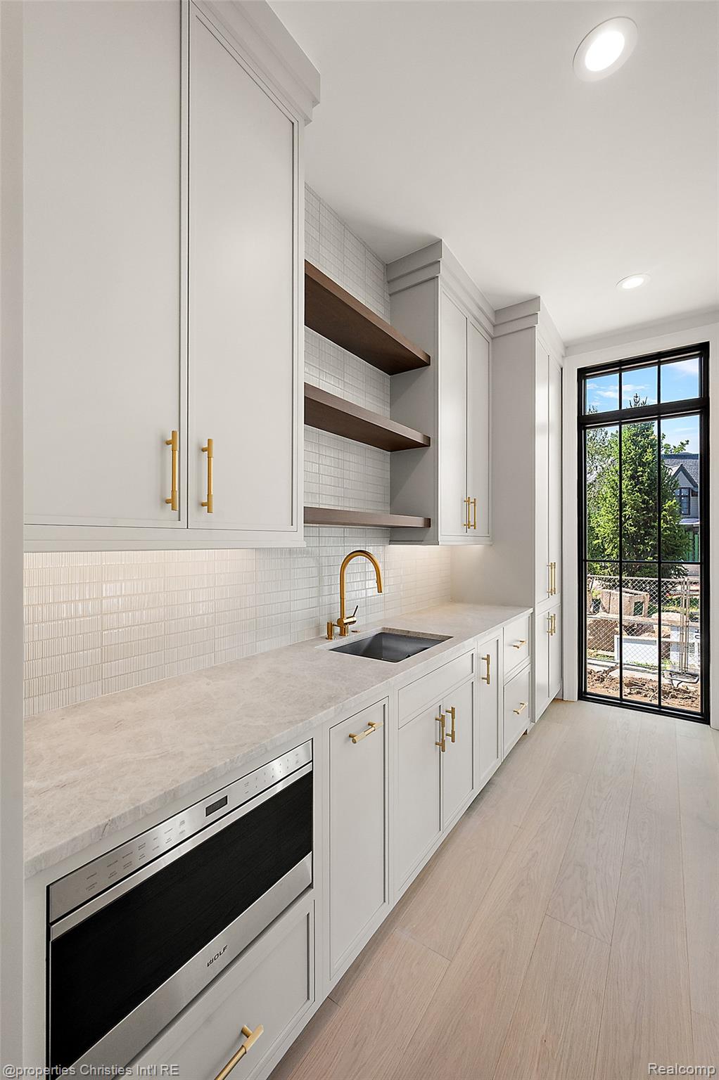 592 LAKESIDE DR