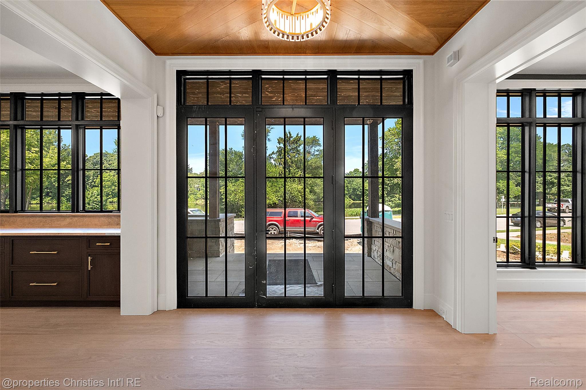 592 LAKESIDE DR