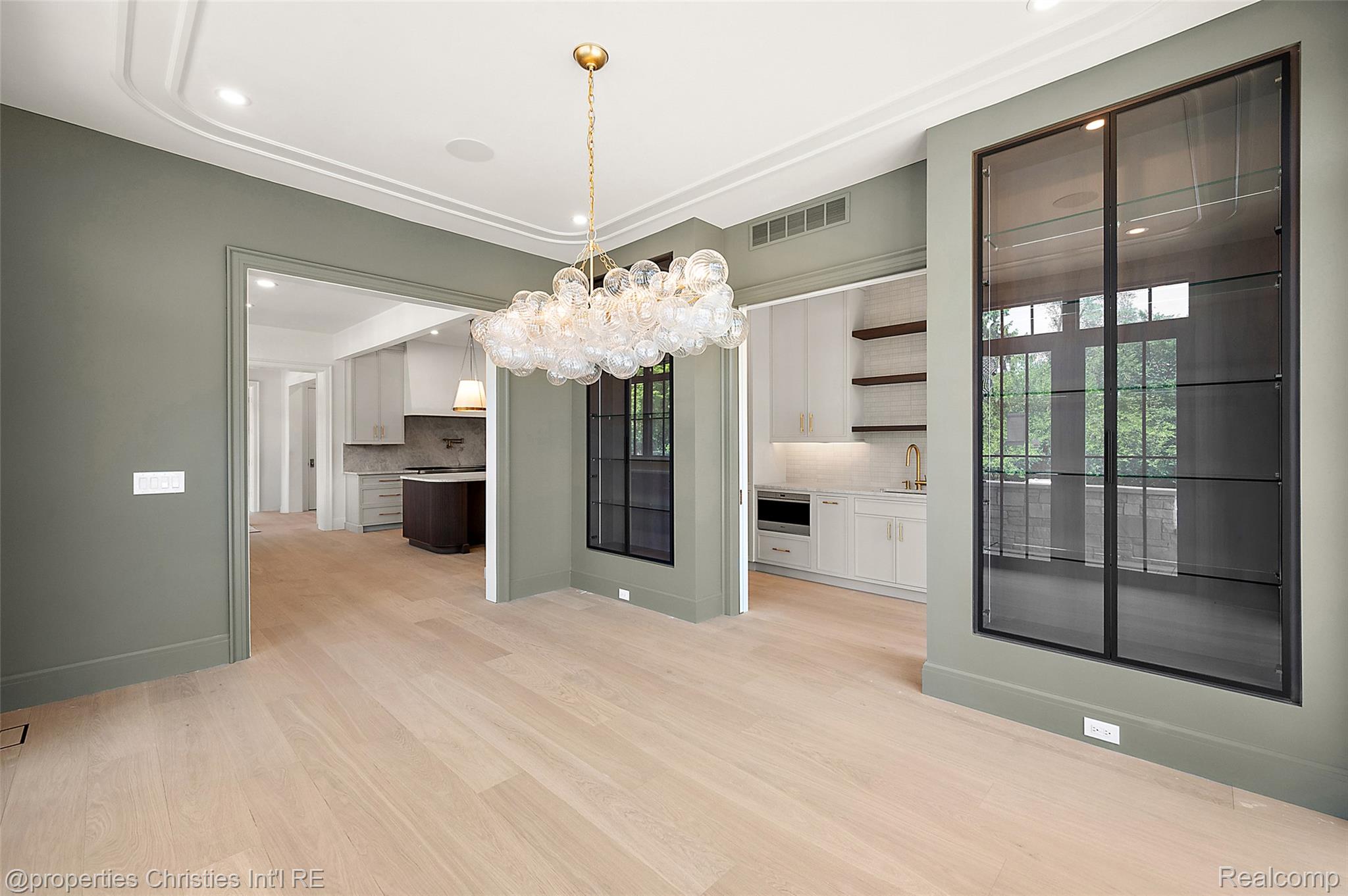 592 LAKESIDE DR