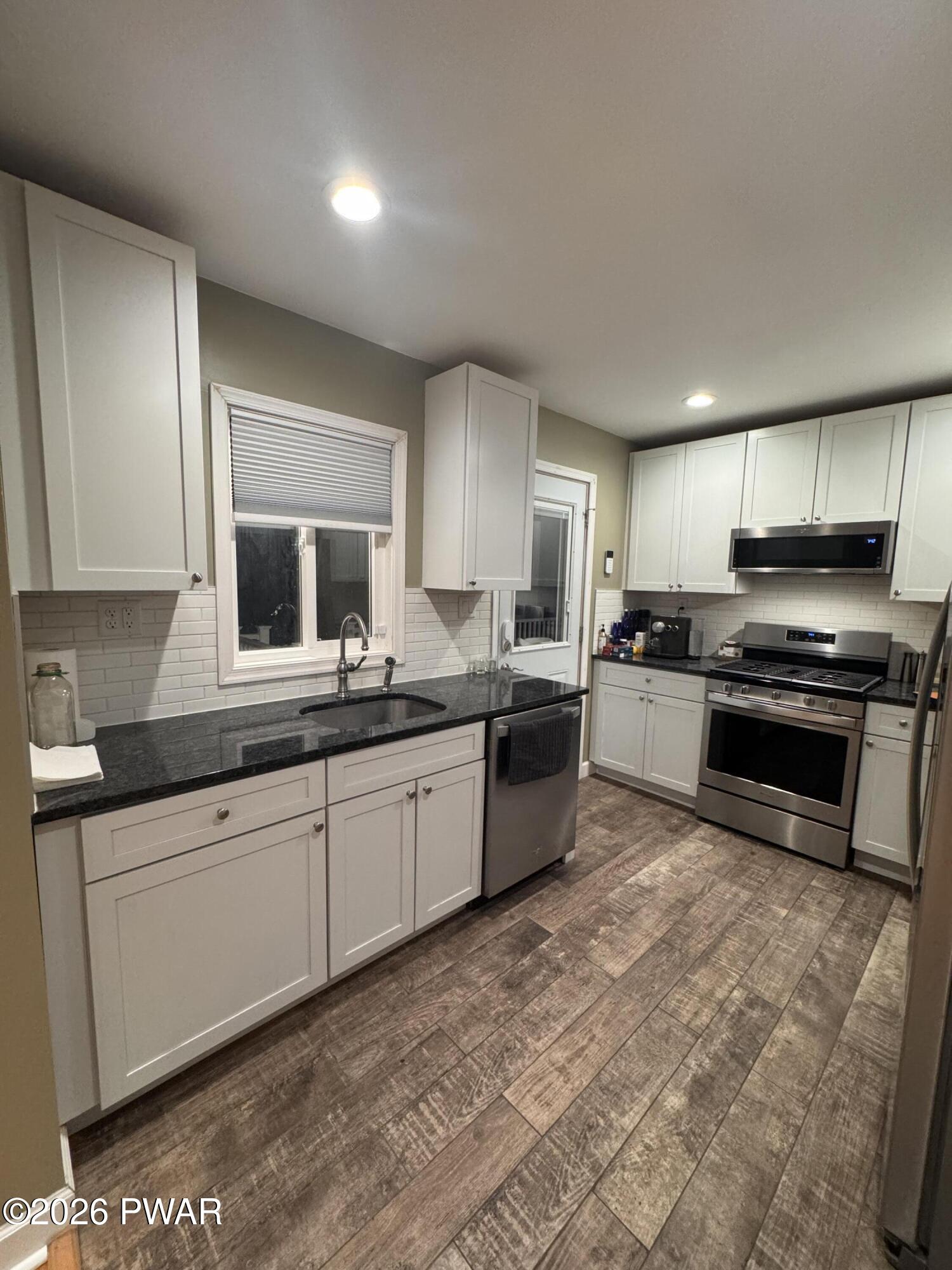 200 Avenue H