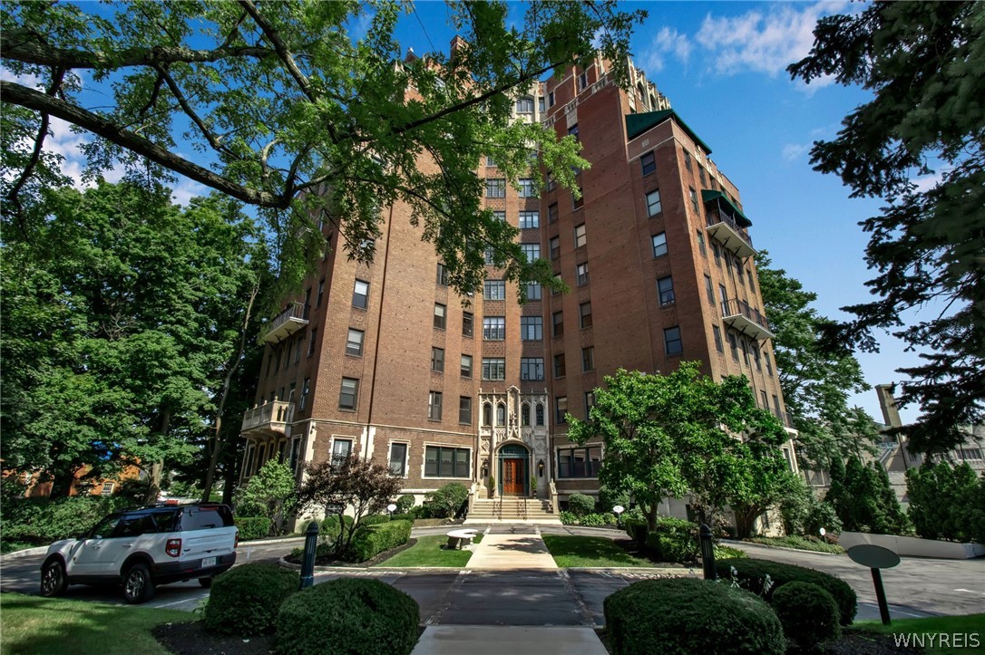 800 West Ferry Street 3B