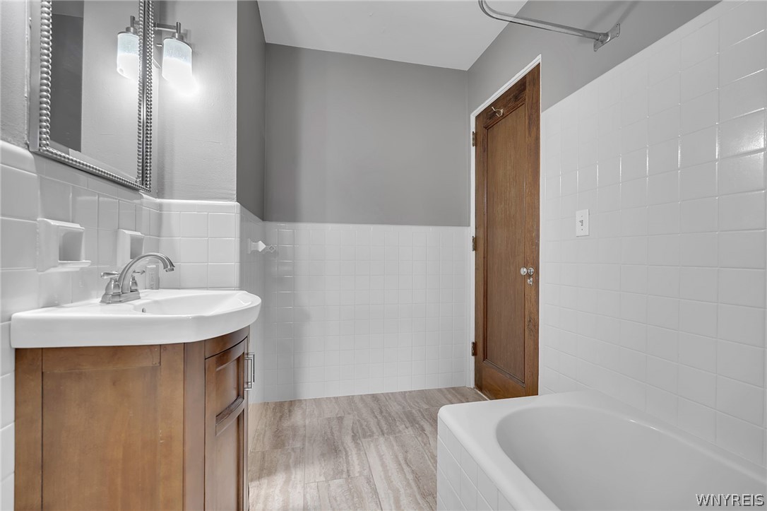 800 West Ferry Street 3B