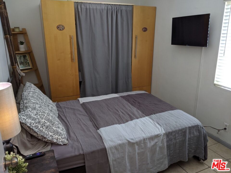 5710 Vineland Avenue