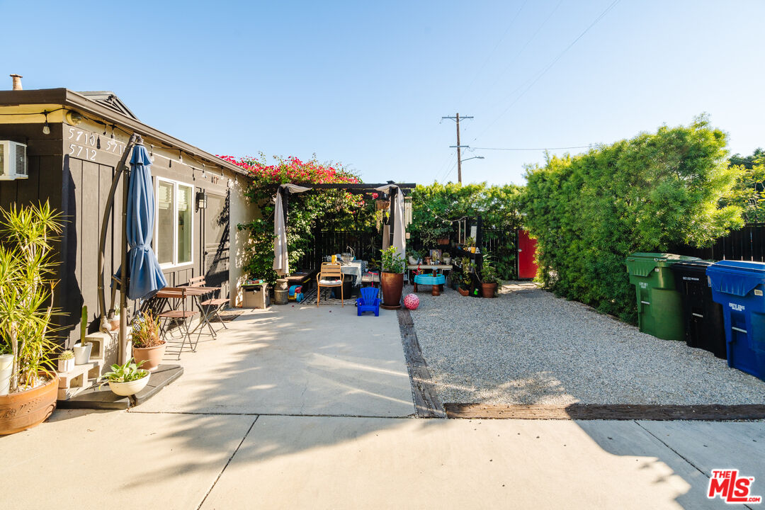 5710 Vineland Avenue