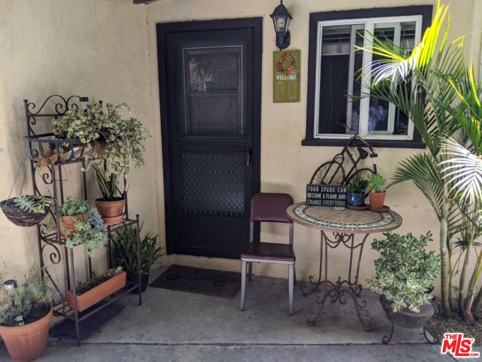 5710 Vineland Avenue