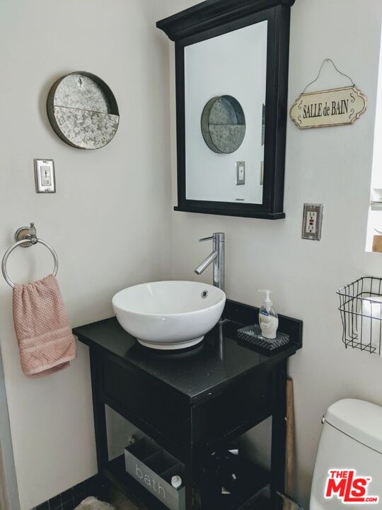 5710 Vineland Avenue