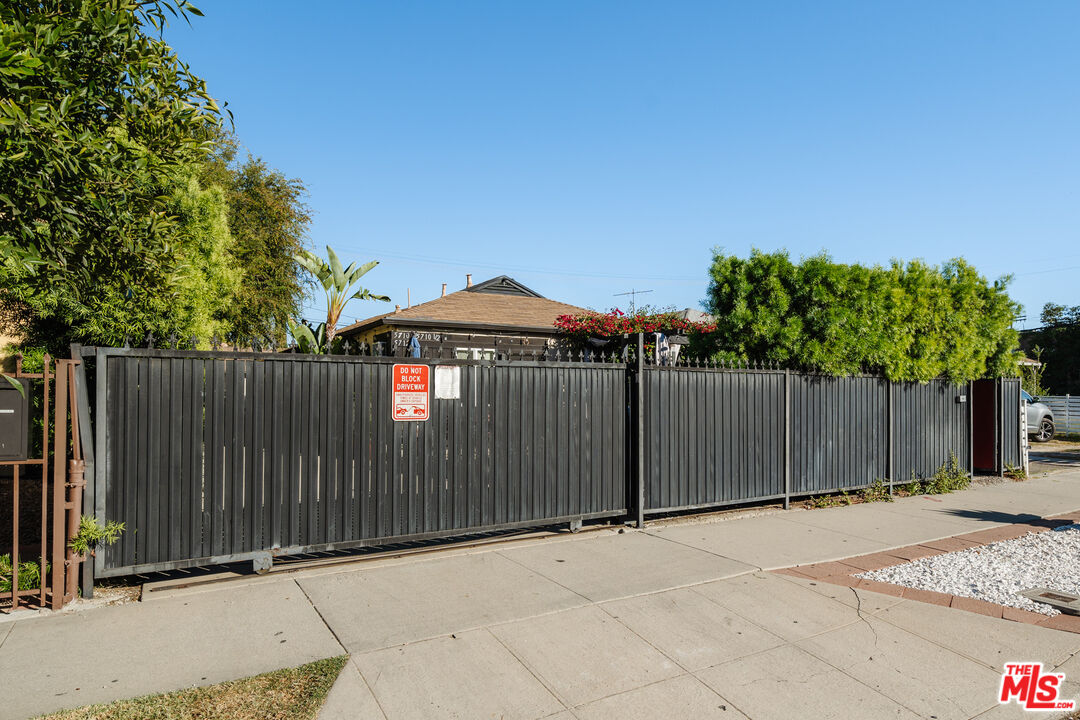 5710 Vineland Avenue