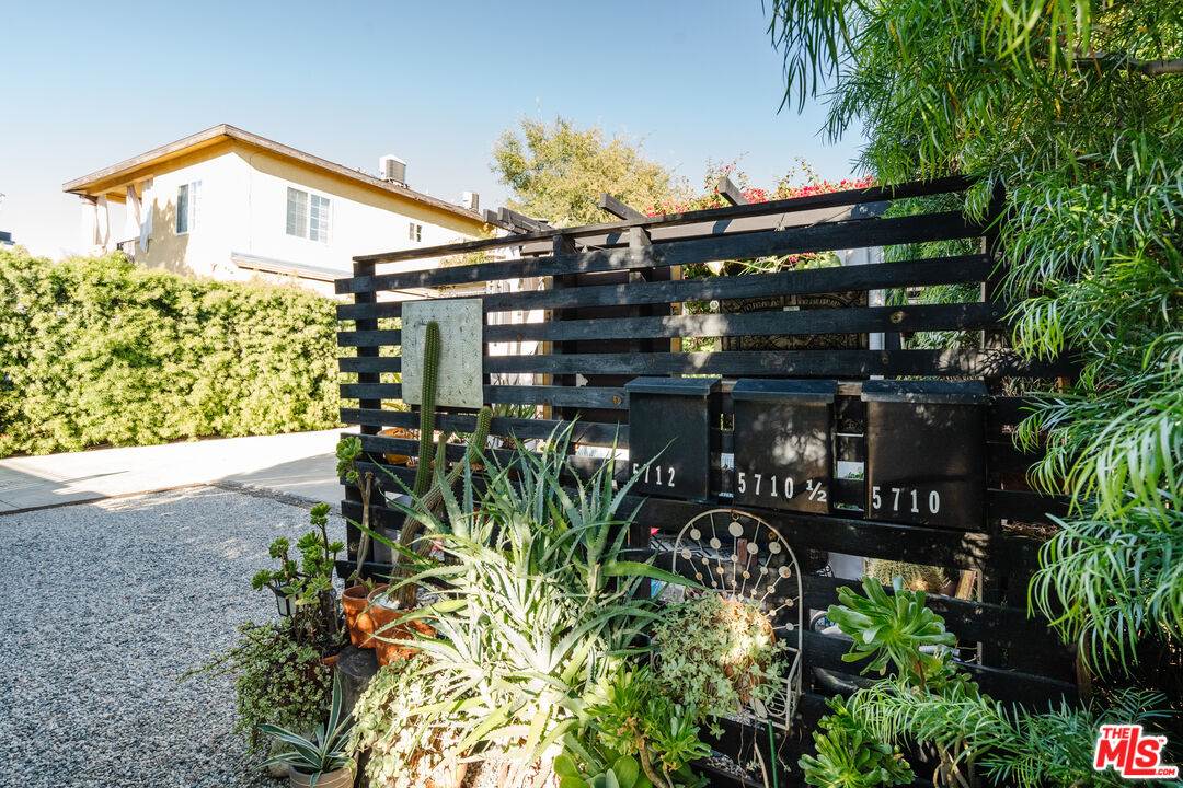 5710 Vineland Avenue