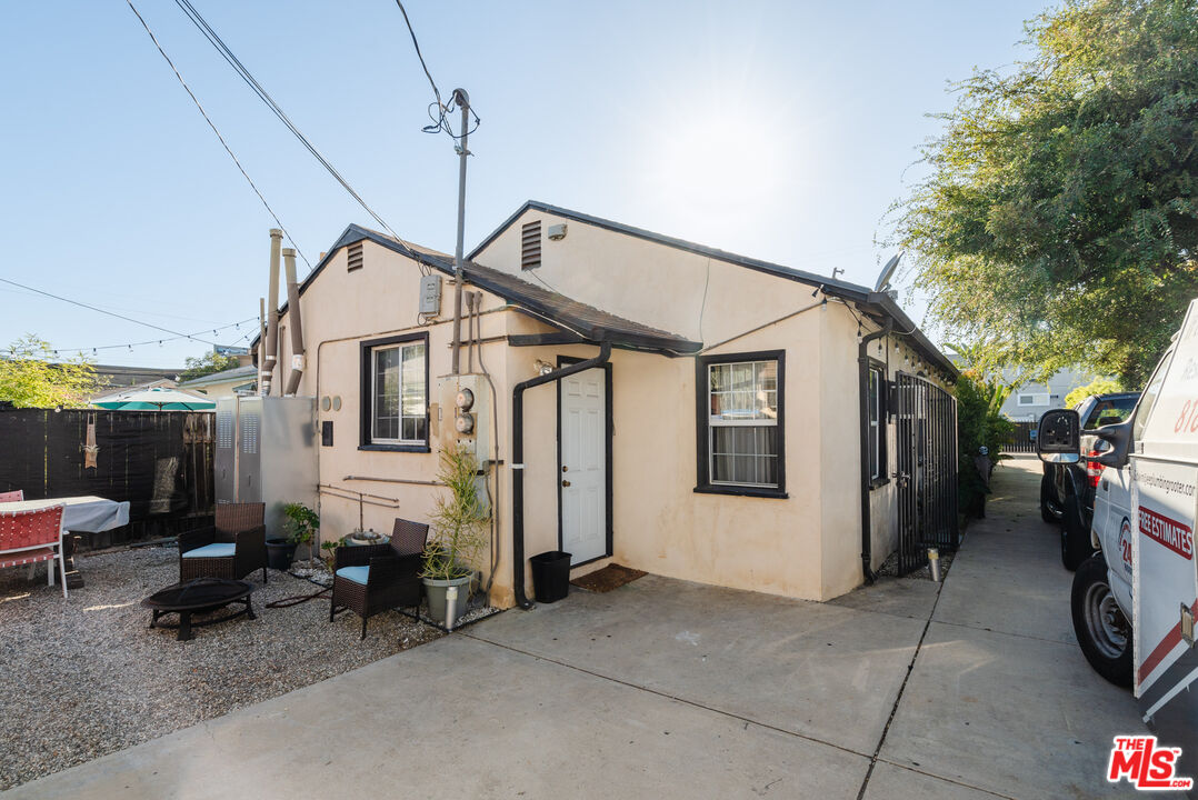 5710 Vineland Avenue