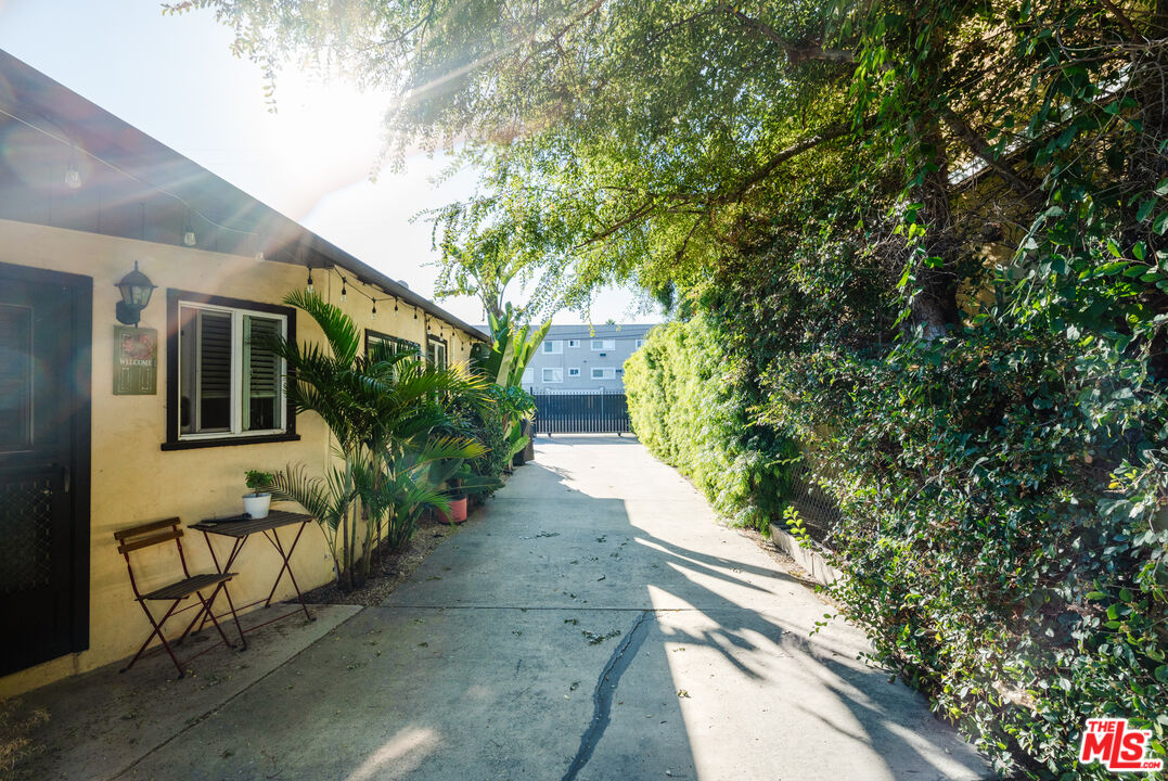 5710 Vineland Avenue