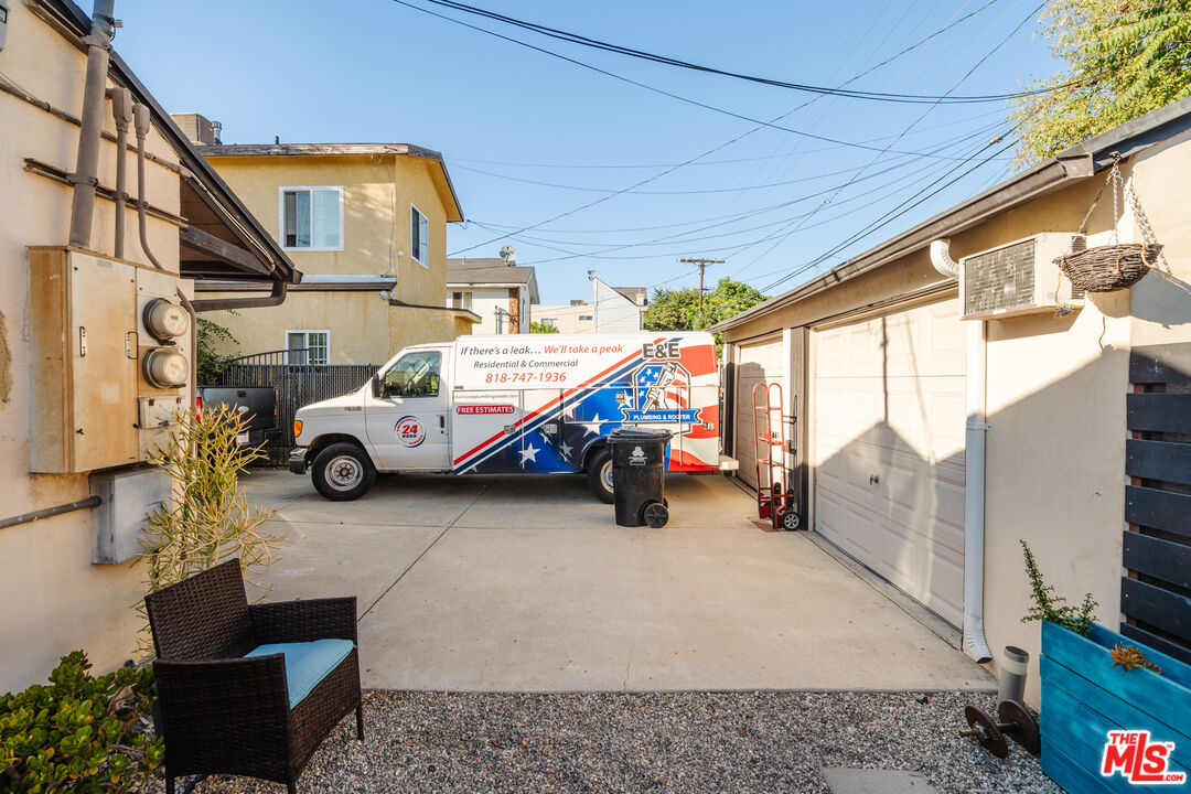 5710 Vineland Avenue