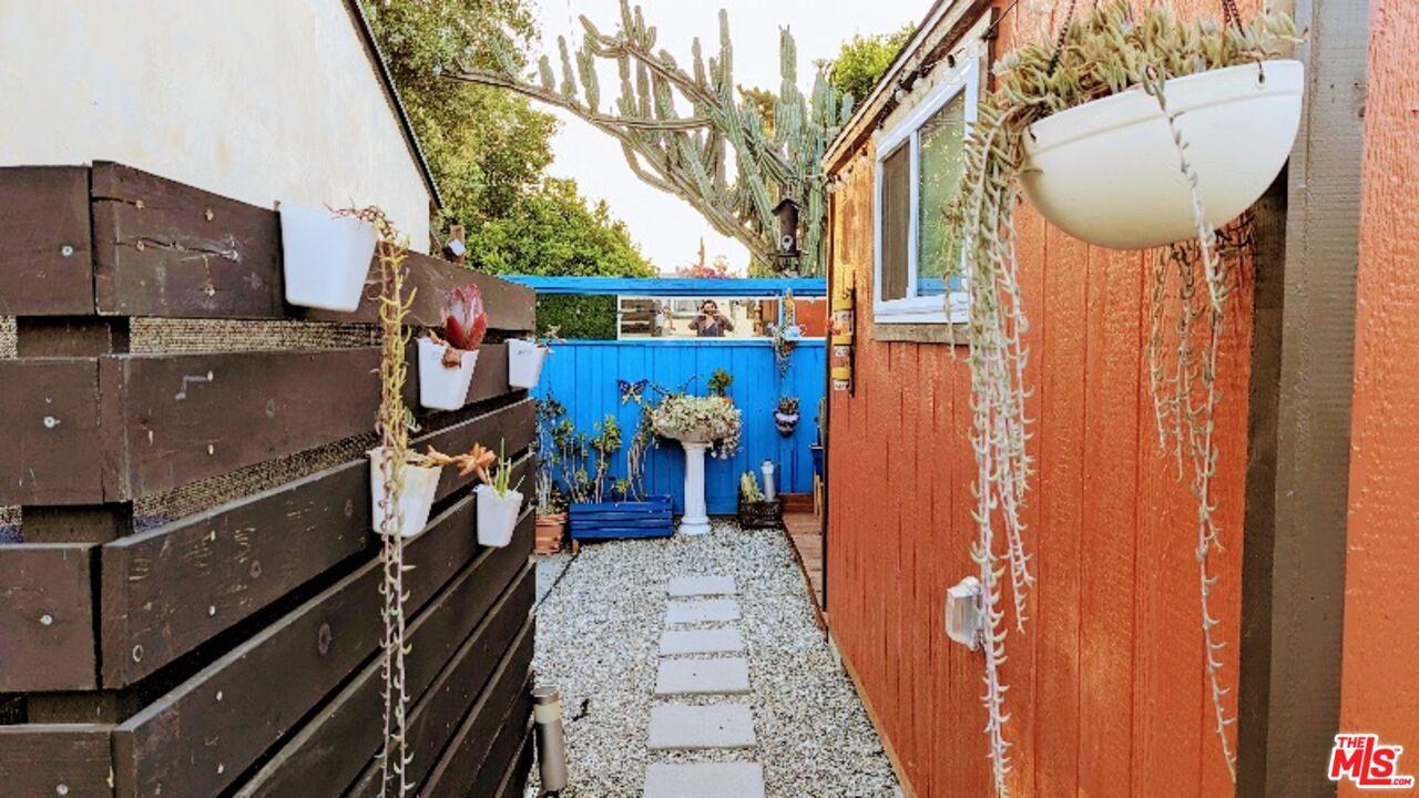 5710 Vineland Avenue