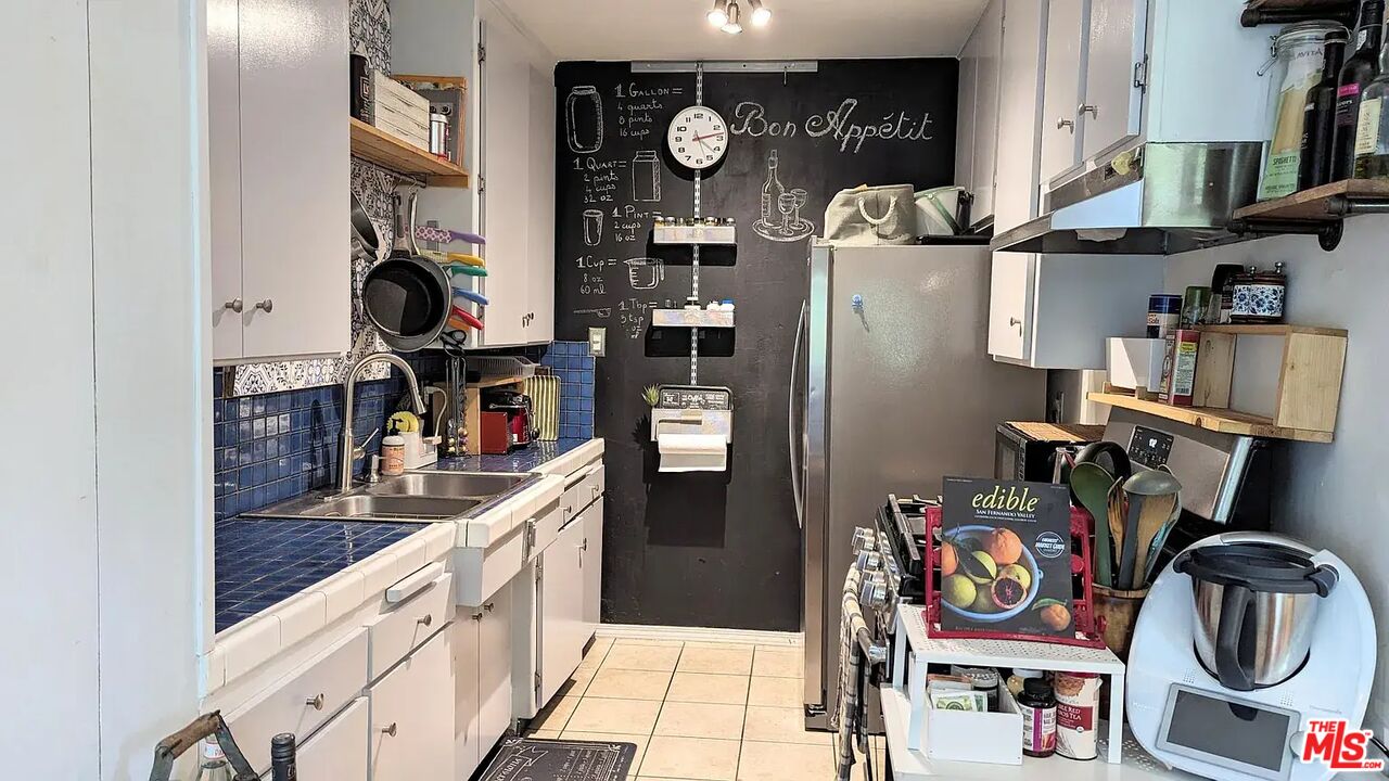 5710 Vineland Avenue