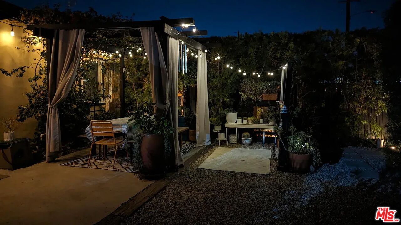 5710 Vineland Avenue