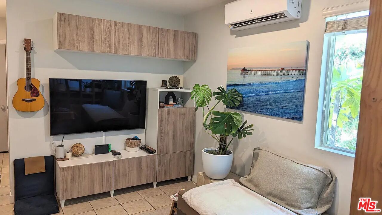 5710 Vineland Avenue