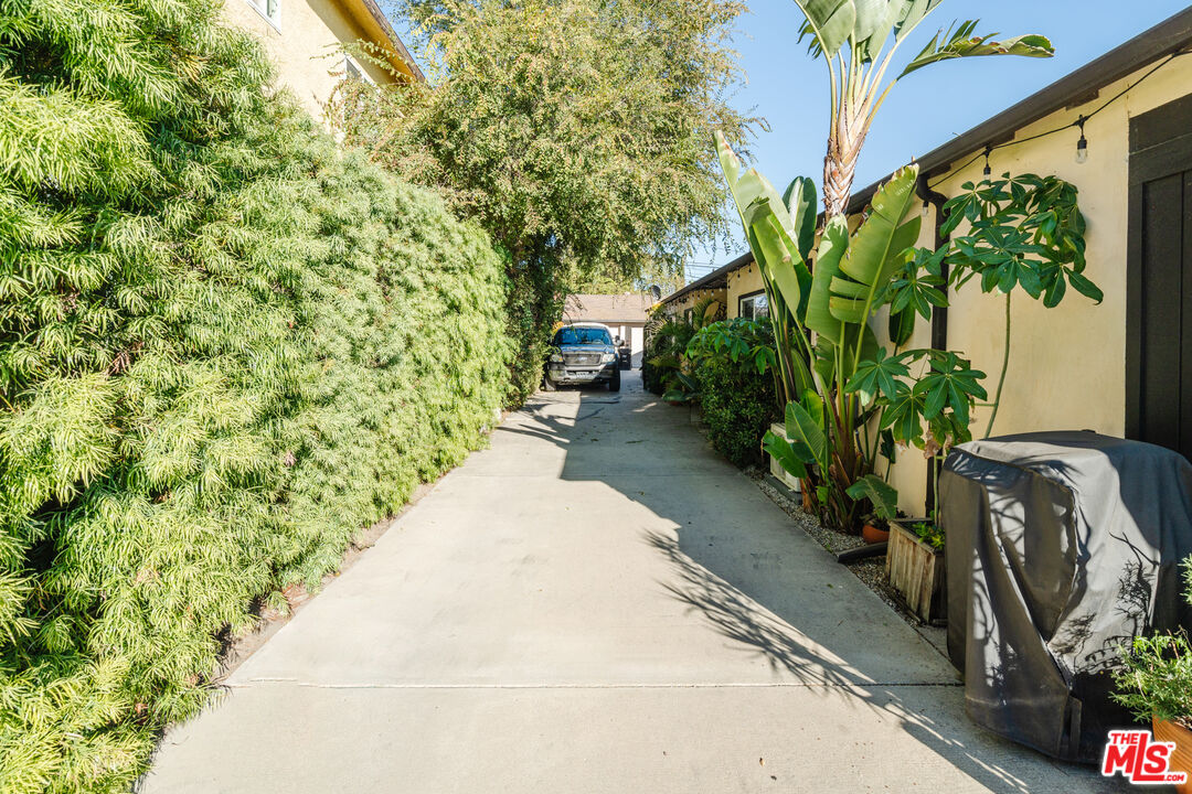 5710 Vineland Avenue