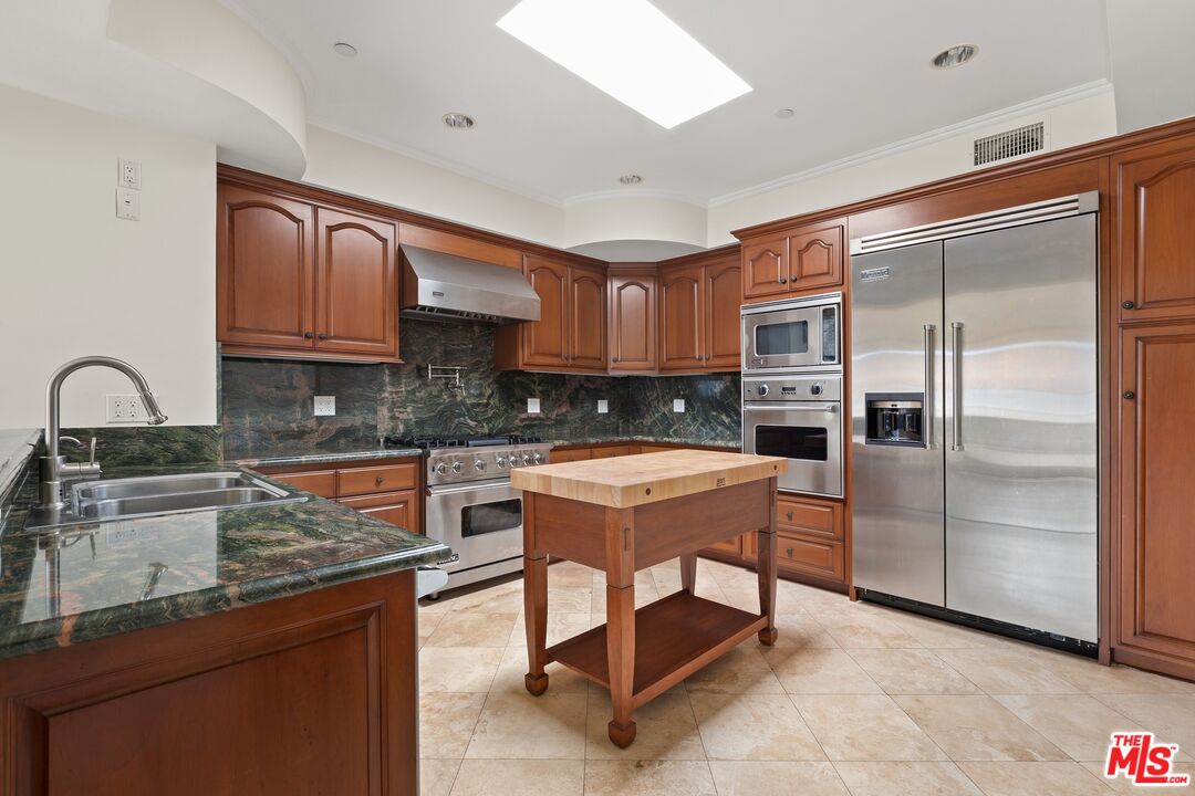 261 S. Reeves Drive, Penthouse 7