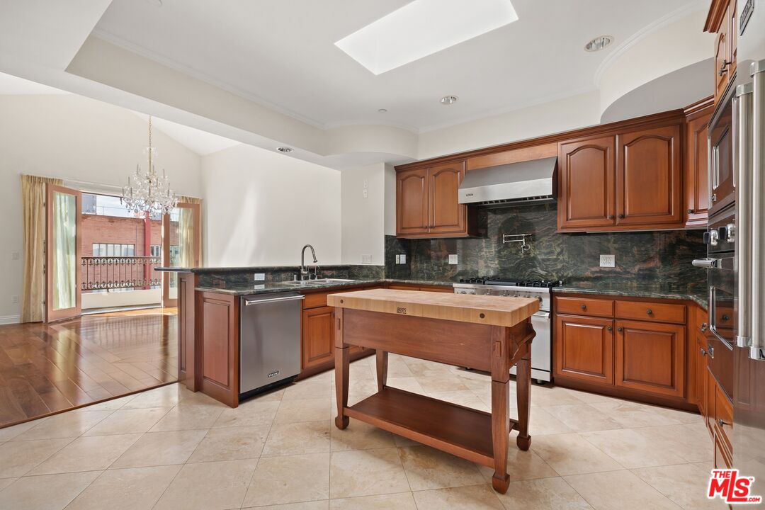 261 S. Reeves Drive, Penthouse 7