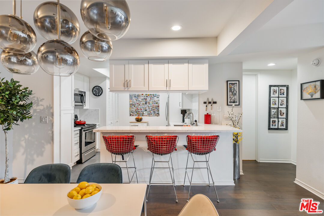 1833 Fairburn Ave Unit: 202