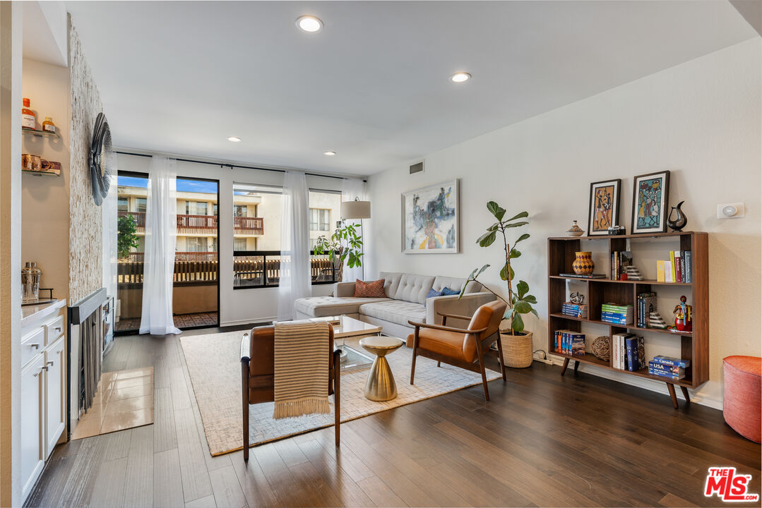 1833 Fairburn Ave Unit: 202