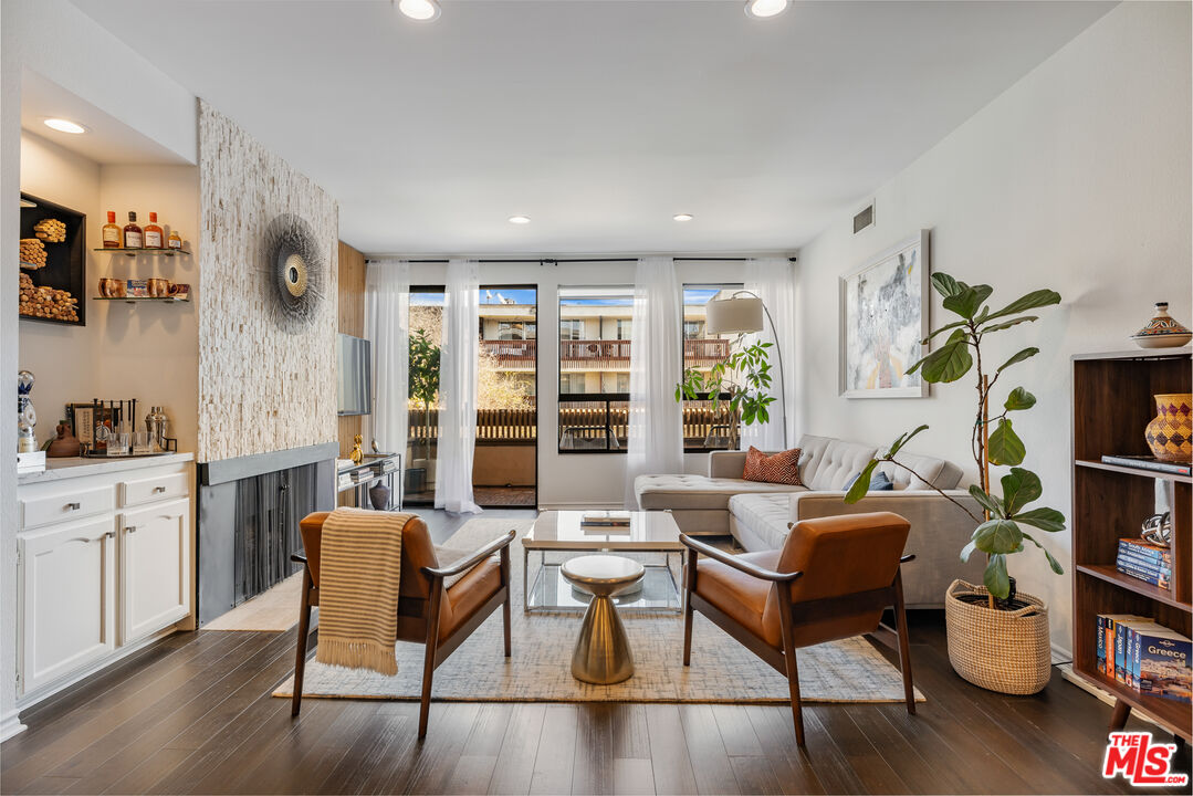 1833 Fairburn Ave Unit: 202