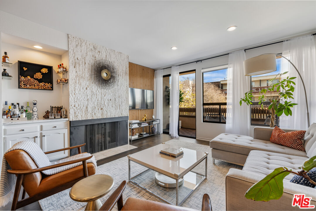 1833 Fairburn Ave Unit: 202