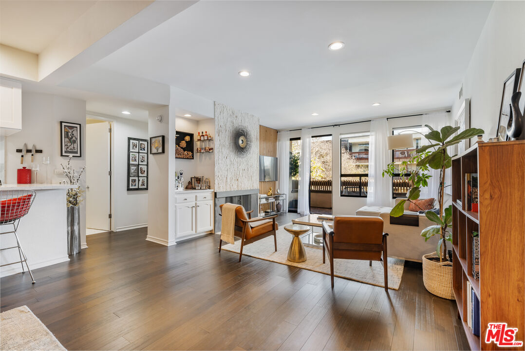 1833 Fairburn Ave Unit: 202