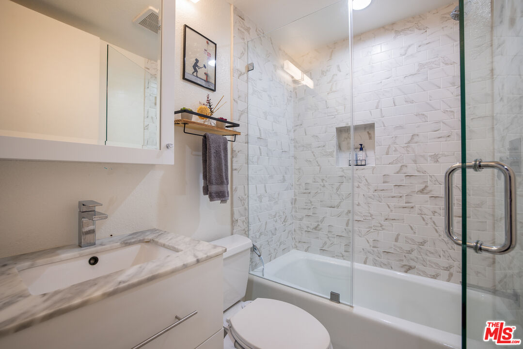 1833 Fairburn Ave Unit: 202