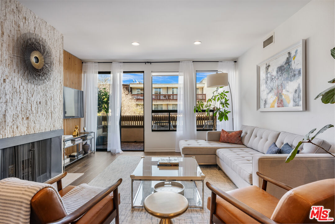 1833 Fairburn Ave Unit: 202