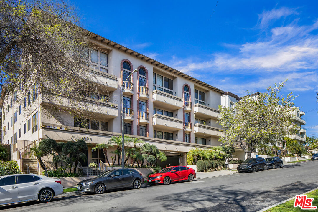 1833 Fairburn Ave Unit: 202