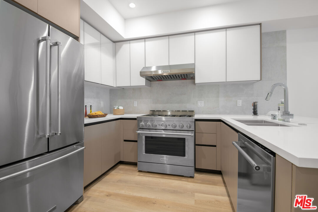 8326 Blackburn Ave Unit: Unit #403