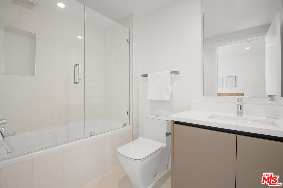 8326 Blackburn Ave Unit: Unit #403