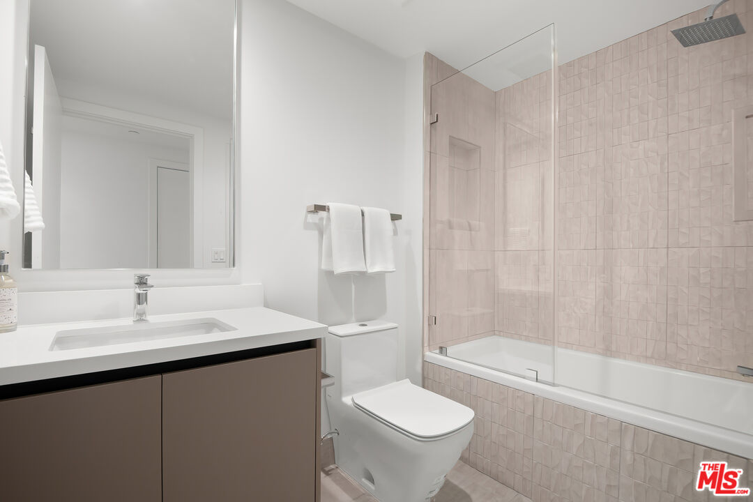 8326 Blackburn Ave Unit: Unit #403