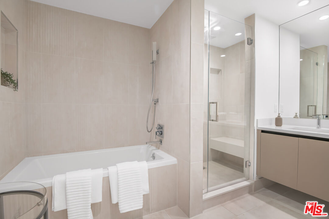 8326 Blackburn Ave Unit: Unit #403