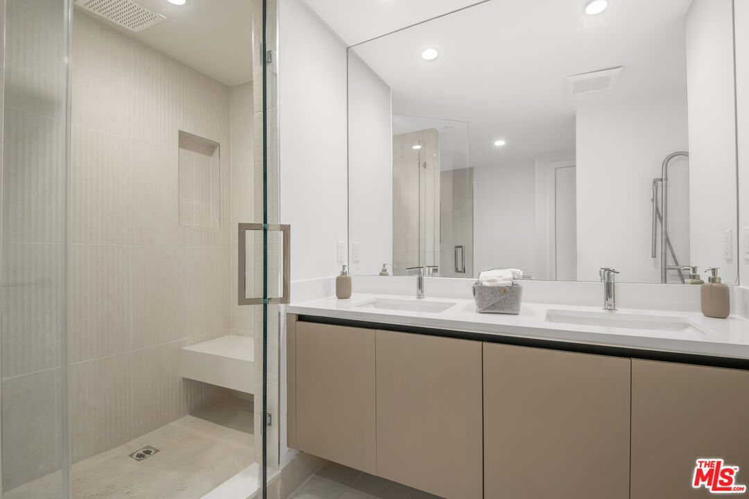 8326 Blackburn Ave Unit: Unit #403