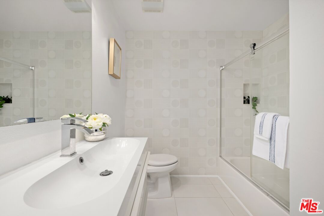 906 N. Doheny Drive, No. 305