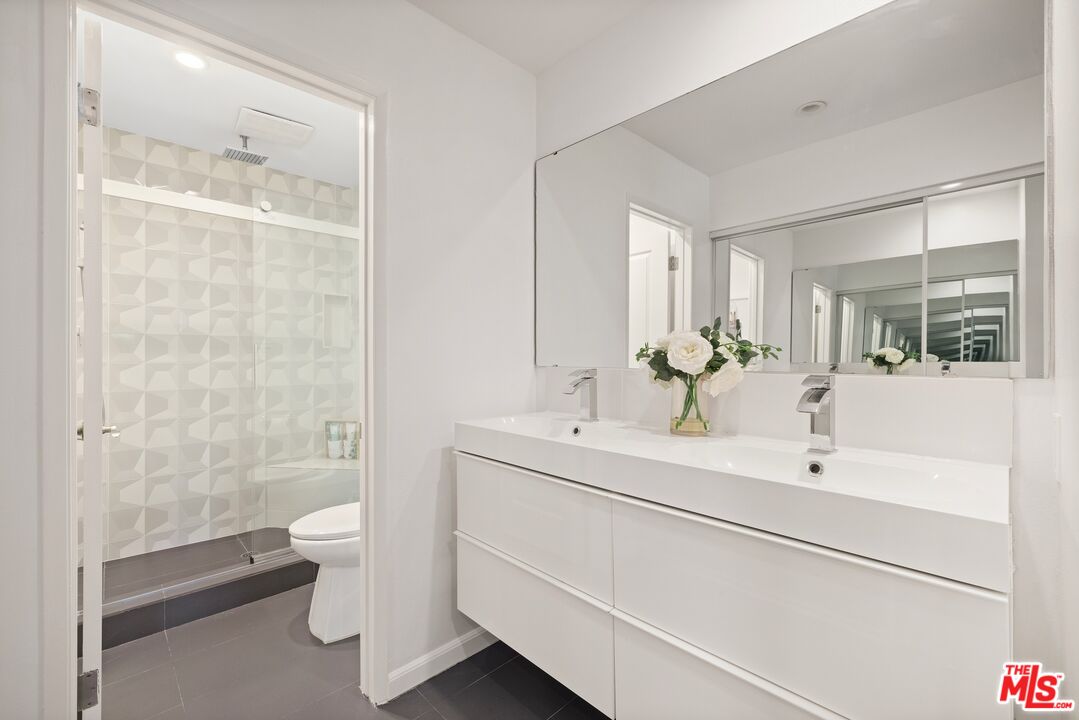 906 N. Doheny Drive, No. 305