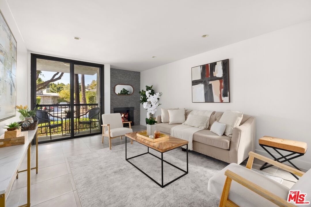 906 N. Doheny Drive, No. 305