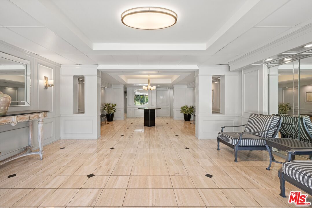 906 N. Doheny Drive, No. 305