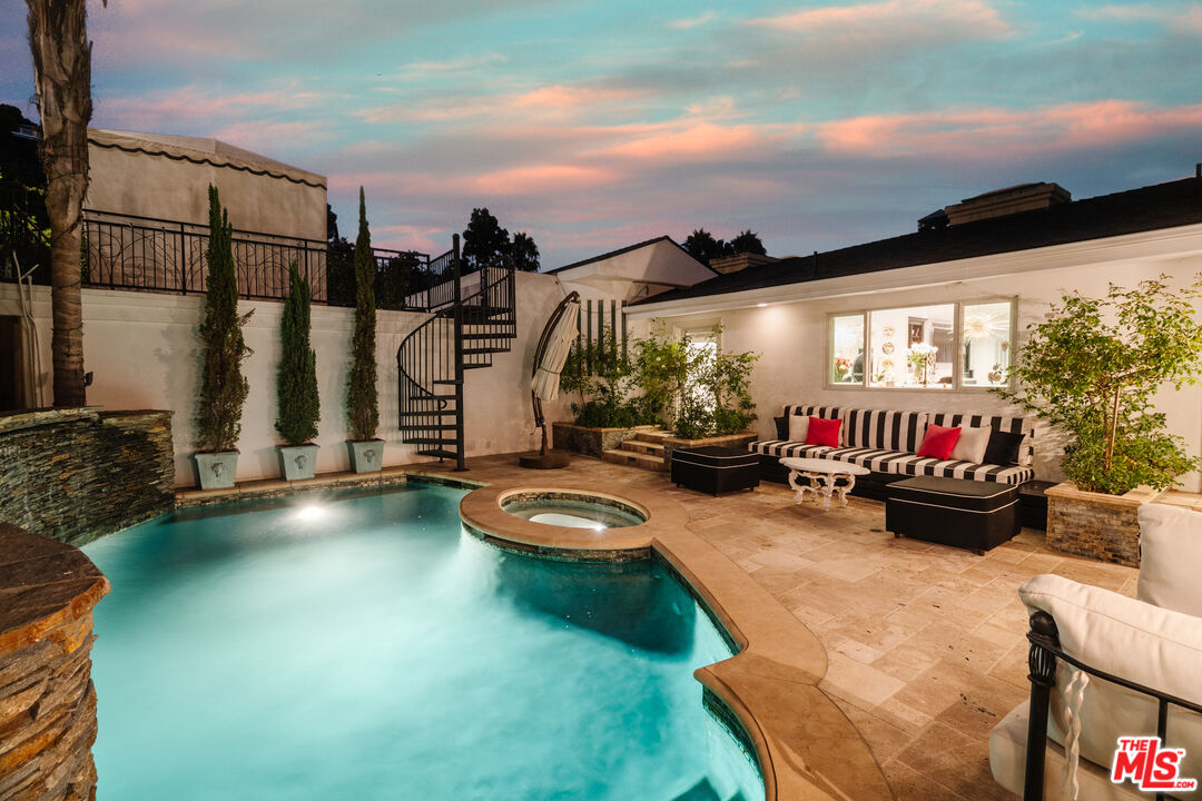 1455 Rising Glen