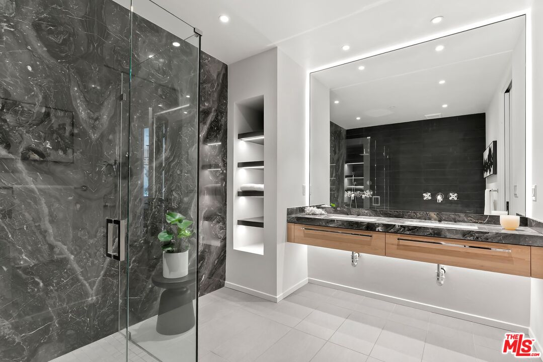 1030 N Kings Rd Unit: 306