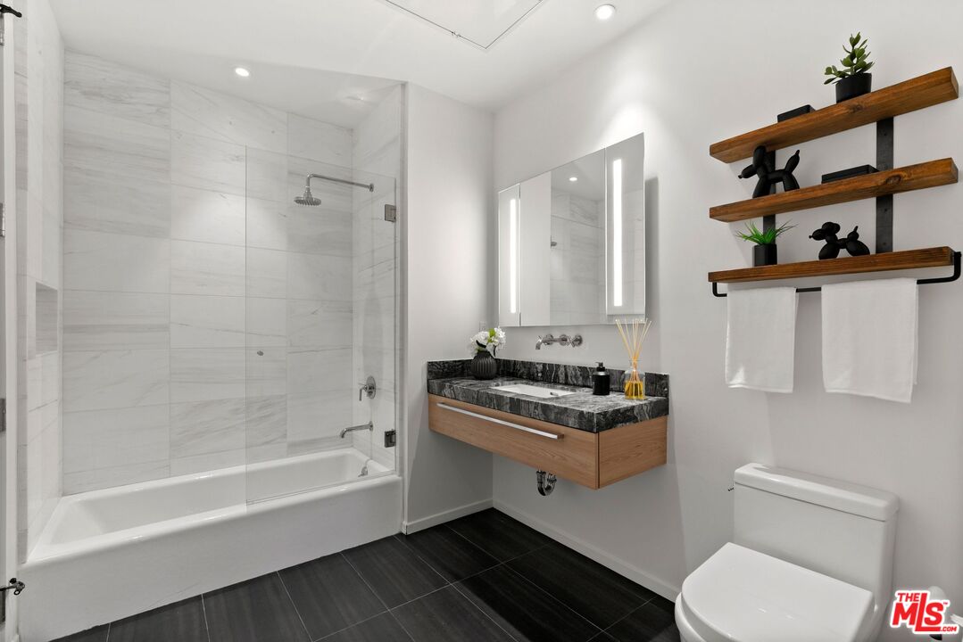 1030 N Kings Rd Unit: 306