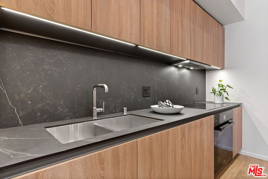 1030 N Kings Rd Unit: 306