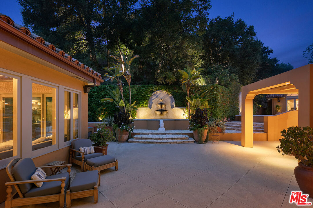 2719 Benedict Canyon Drive