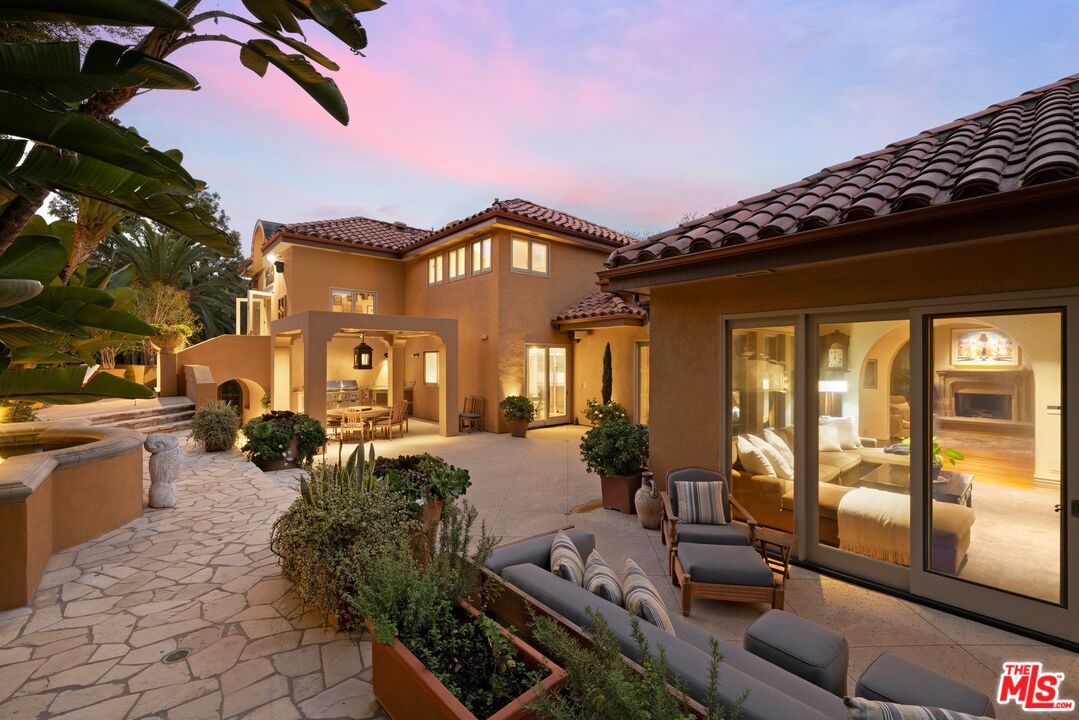 2719 Benedict Canyon Drive